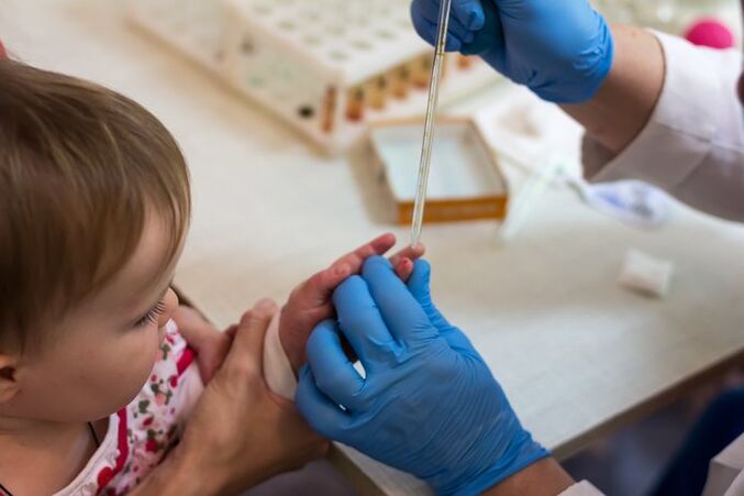Diagnosi di elmintiasi in un bambino mediante un esame del sangue