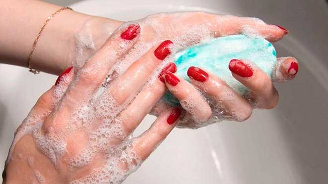 lavarsi le mani con sapone per prevenire l'infezione da vermi